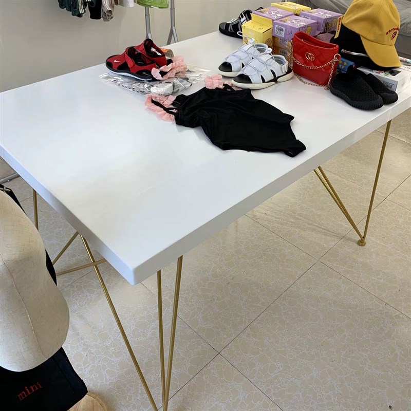 北欧女服装店流水台童装中岛展示桌中间摆放长方形实木桌子展示台