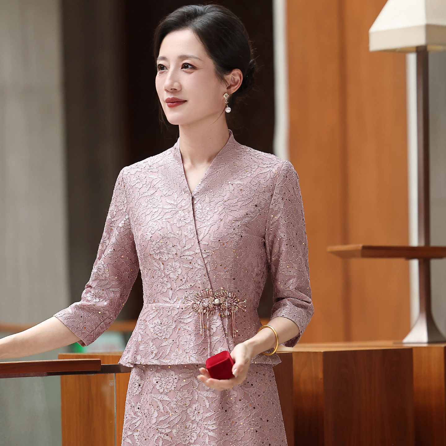 新中式婚宴婆婆提花V领礼服