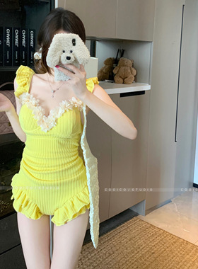 2025新款奶黄色小胸聚拢显白纯欲可爱泳装遮肉高级感连体泳衣女夏