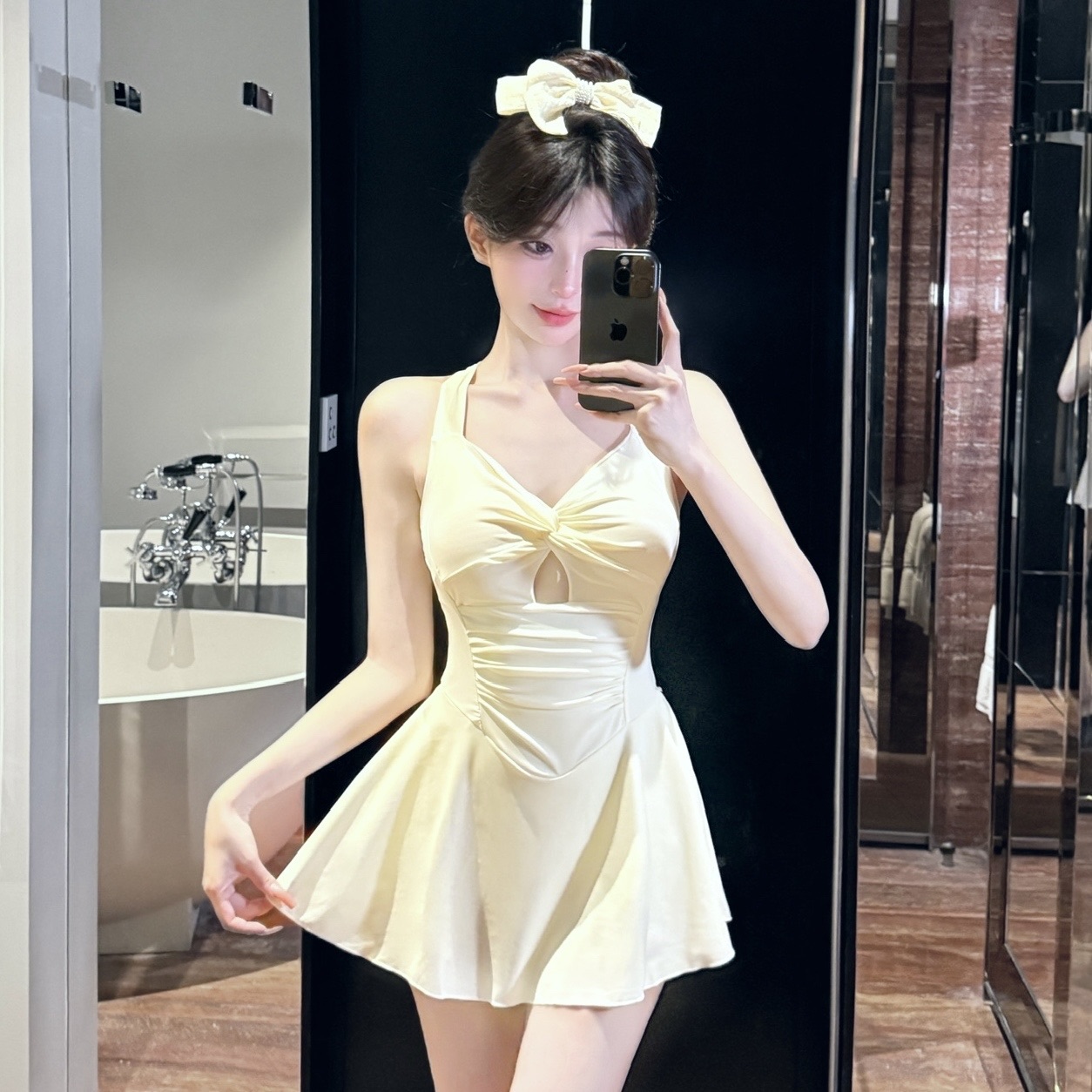 高级感2025新款挂脖绑带连体泳衣