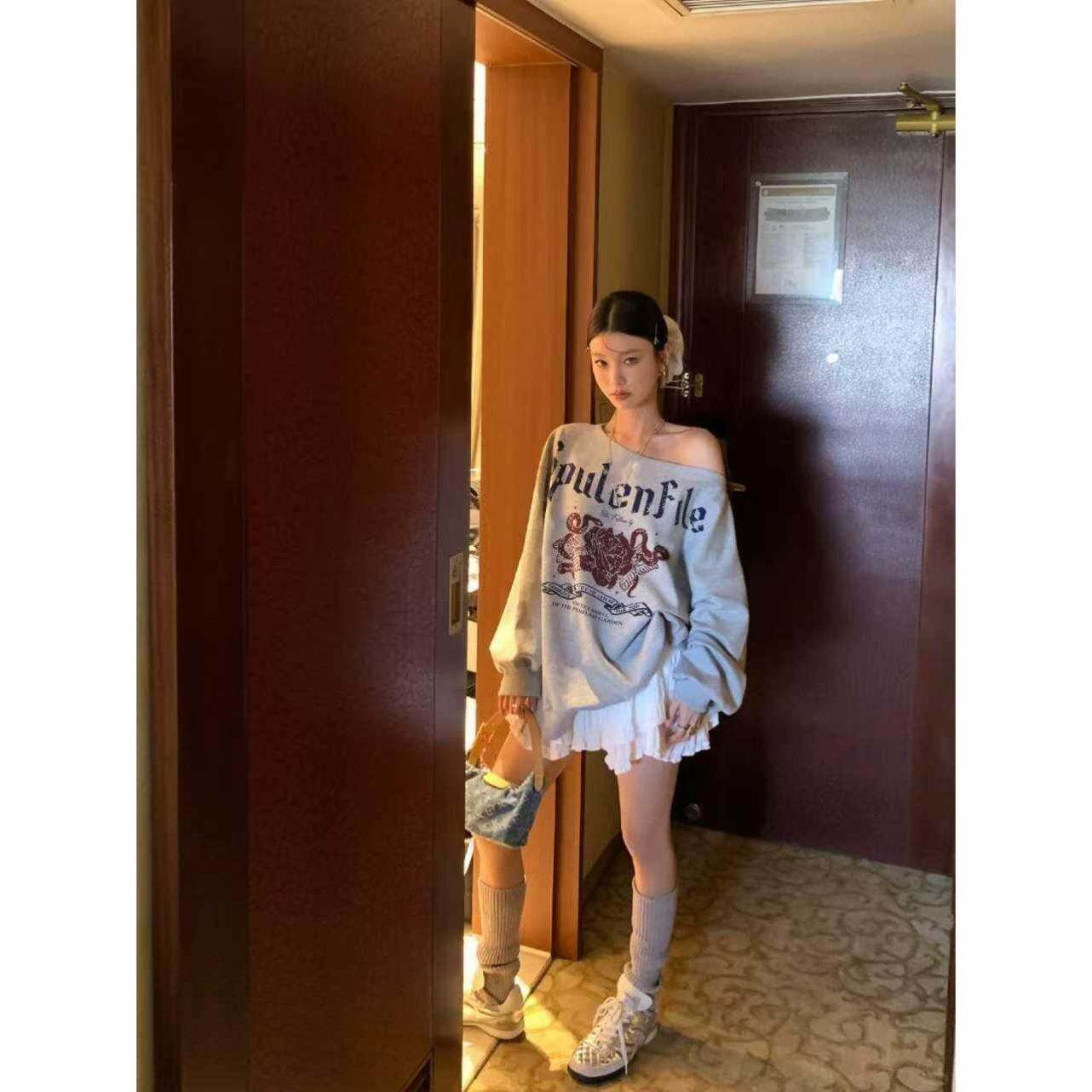 美式复古花朵字母印花斜肩卫衣女秋季新款宽松辣妹露肩显瘦上衣潮