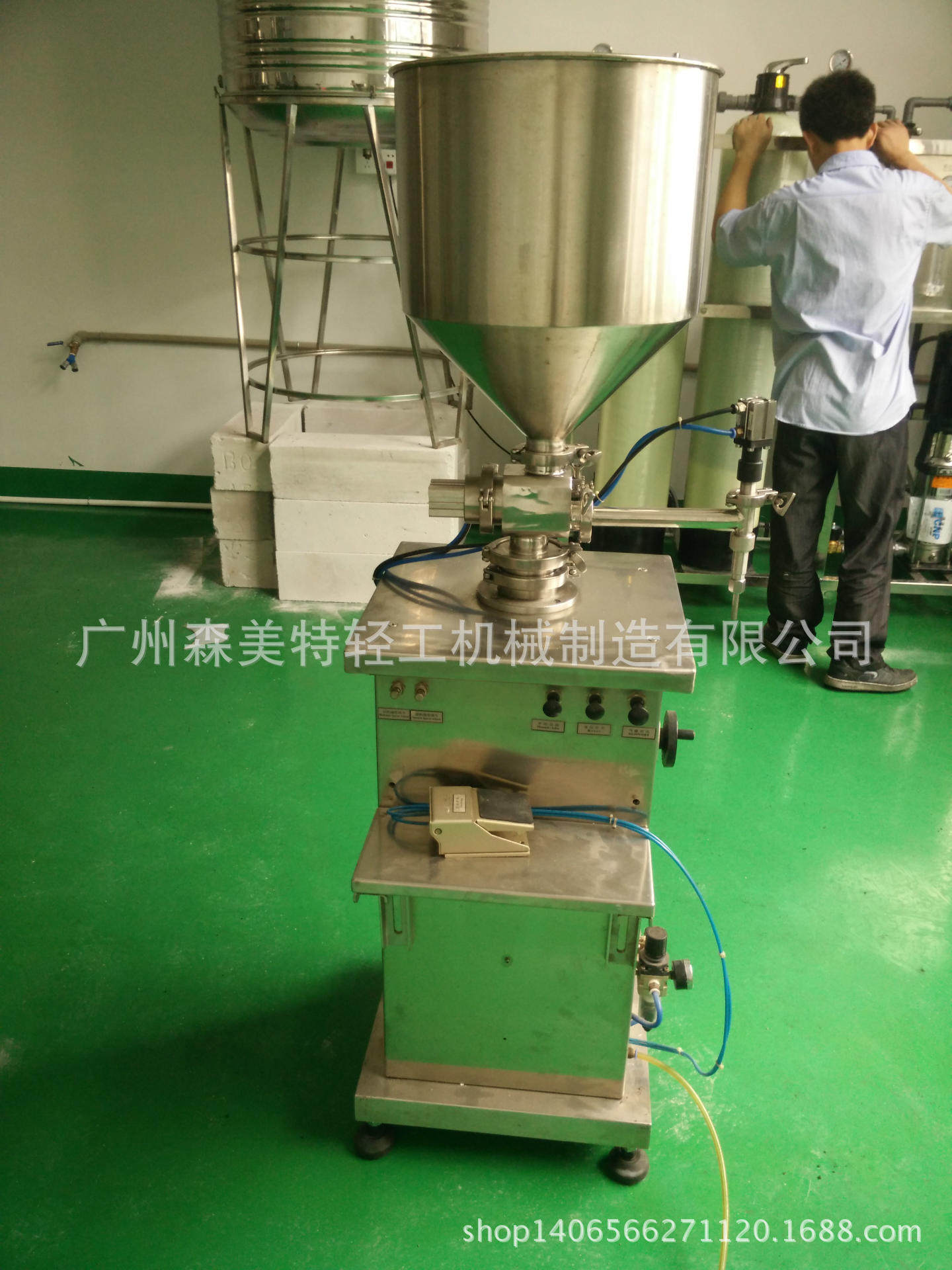 防晒油灌装机马油霜灌装机染发膏洗发精半自动立式气动灌装机