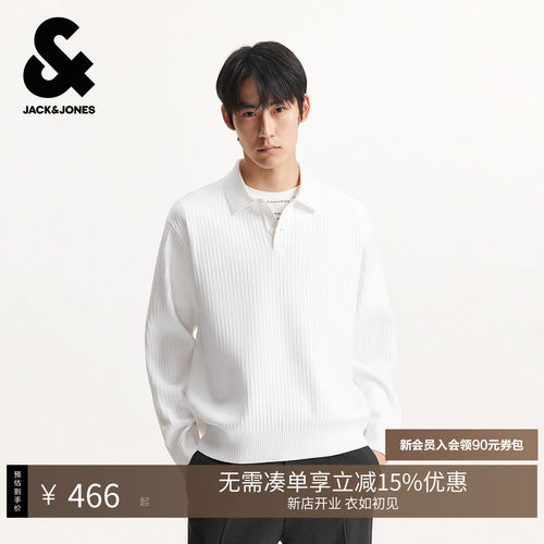 宽松版型；两粒扣polo领型；胸前暗纹logo
