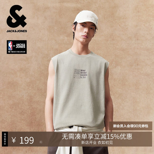 略宽松版型 罗纹圆领 胸前字母胶印装饰