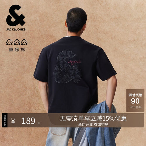 略宽松版型；圆领领型；胸前及背后刺绣字母