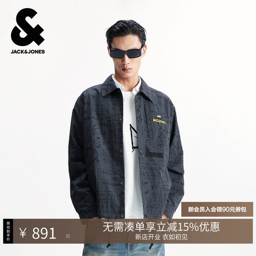 宽松版型，翻领领型，衣身满印图案，