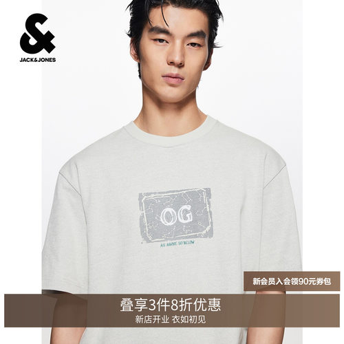 宽松版型，罗纹圆领领口，胸前图案印花