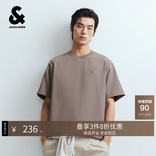 略宽松版型；圆领领型；胸前刺绣logo；