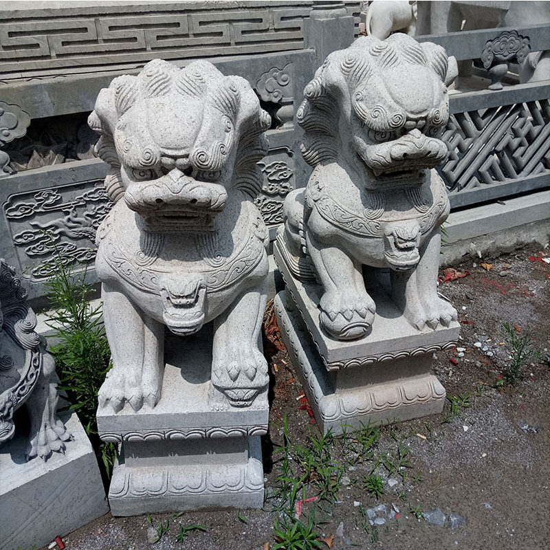 石雕青石狮子 家用庭院别墅景区装饰摆件石狮子 成对石雕狮子图片