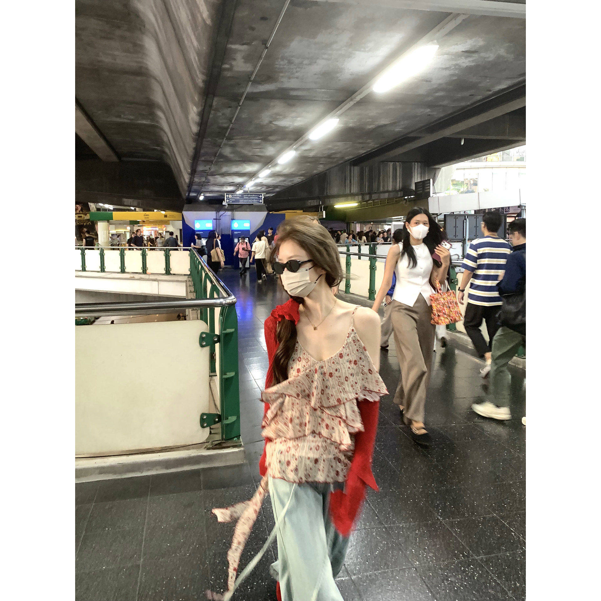韩系碎花吊带女2026夏季新款荷叶边宽松背心两件套短外套红色上衣