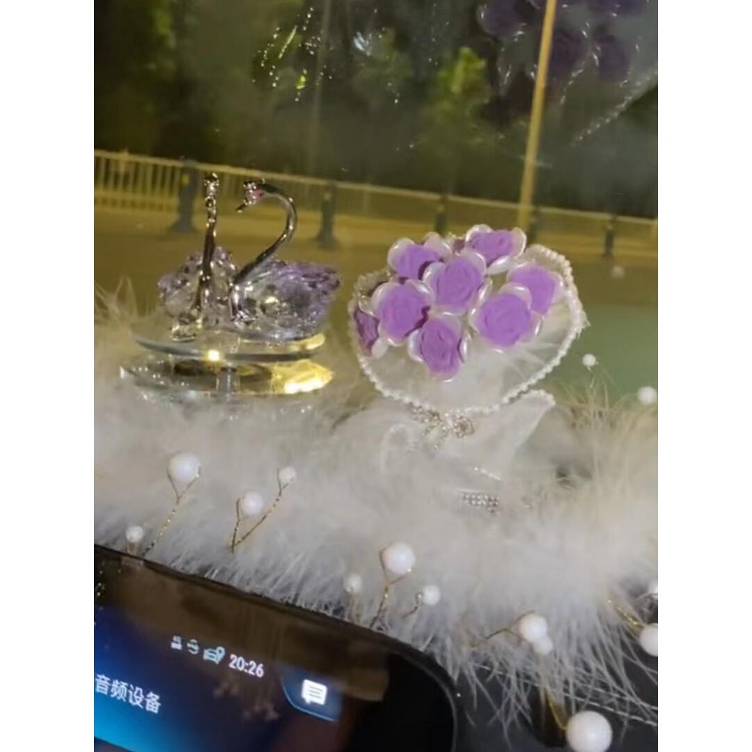 太阳能旋转水晶天鹅汽车香水摆件车载玫瑰花香薰可爱女神款车内装