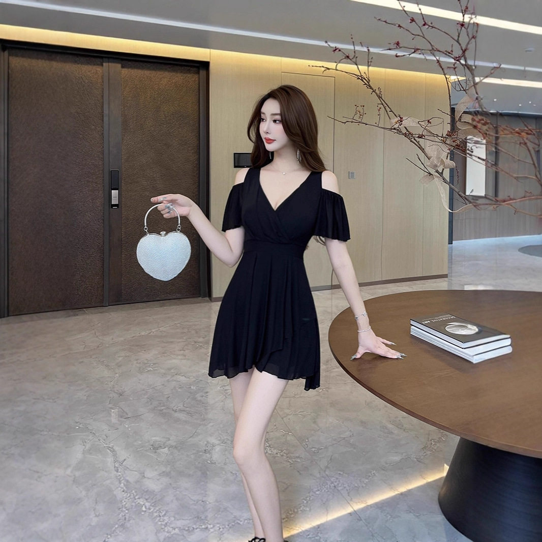2026新款冬季夜店性感连衣裙收腰显瘦露肩v领a字裙小个子短裙女