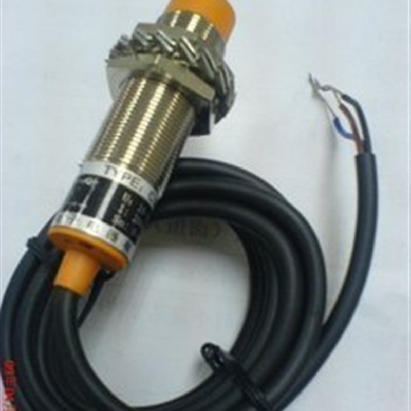 M18模拟量接近开关 位移传感器 线性开关 检测距离0-8MM 0-10V