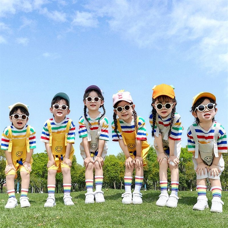 小孩演出服幼儿园演出服小学生大合唱多巴胺笑脸背带裤条纹短袖