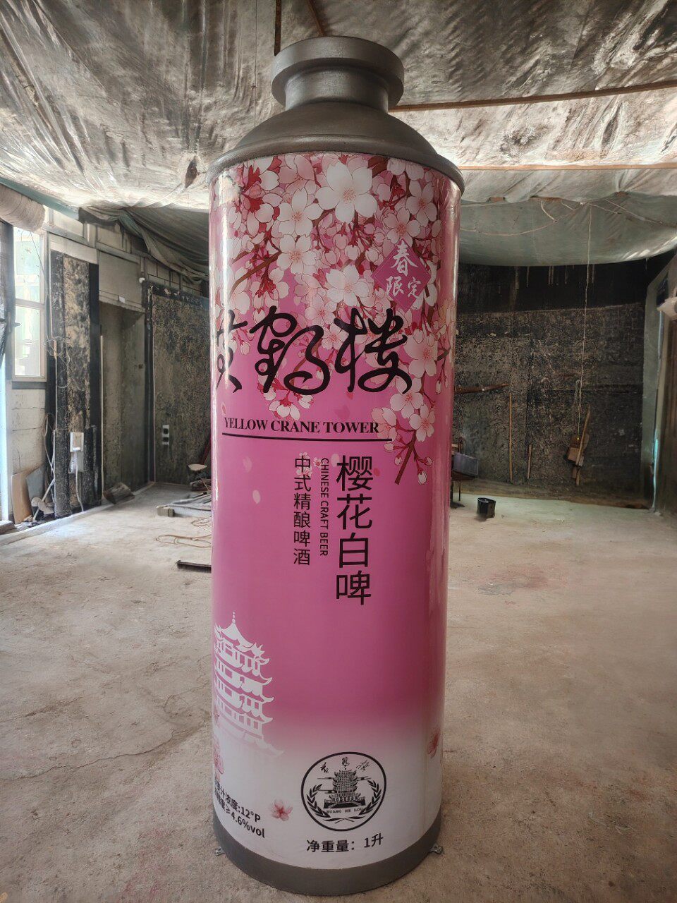 厂家制作泡沫雕塑展示玻璃钢道具酒瓶雕塑模型商场陈设雕塑