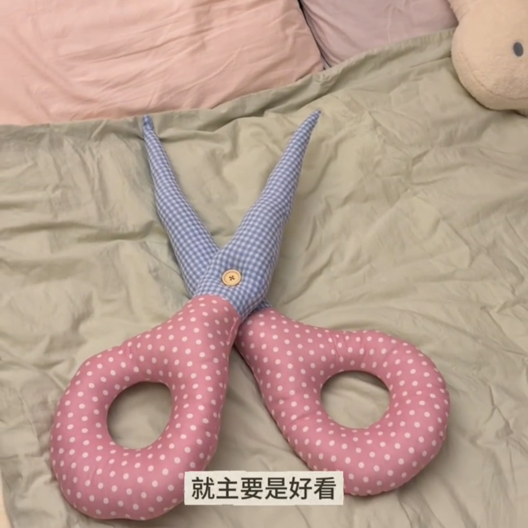 可爱波点格纹少女心抱枕