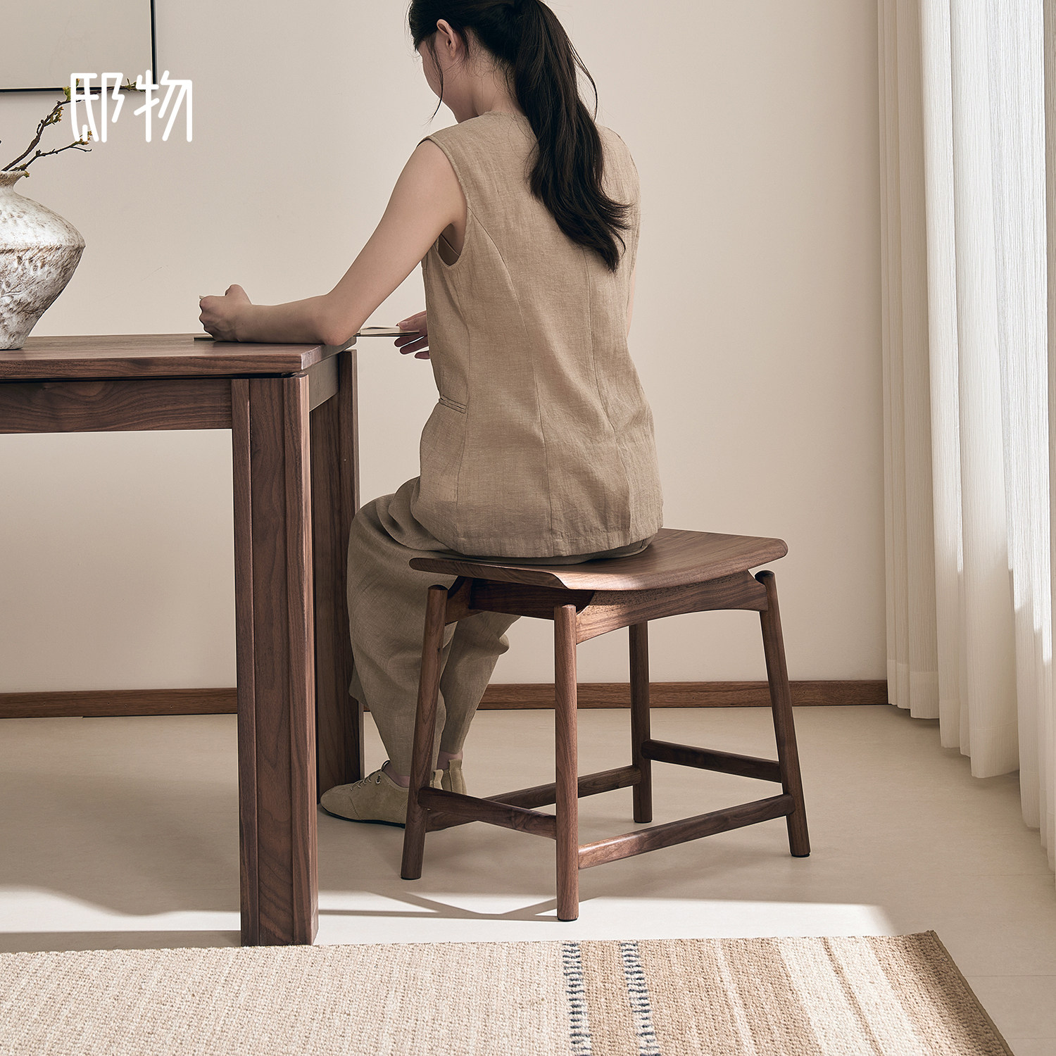 邸物 北美黑胡桃马鞍凳 实木客厅元宝凳子化妆凳子入户玄关换鞋凳