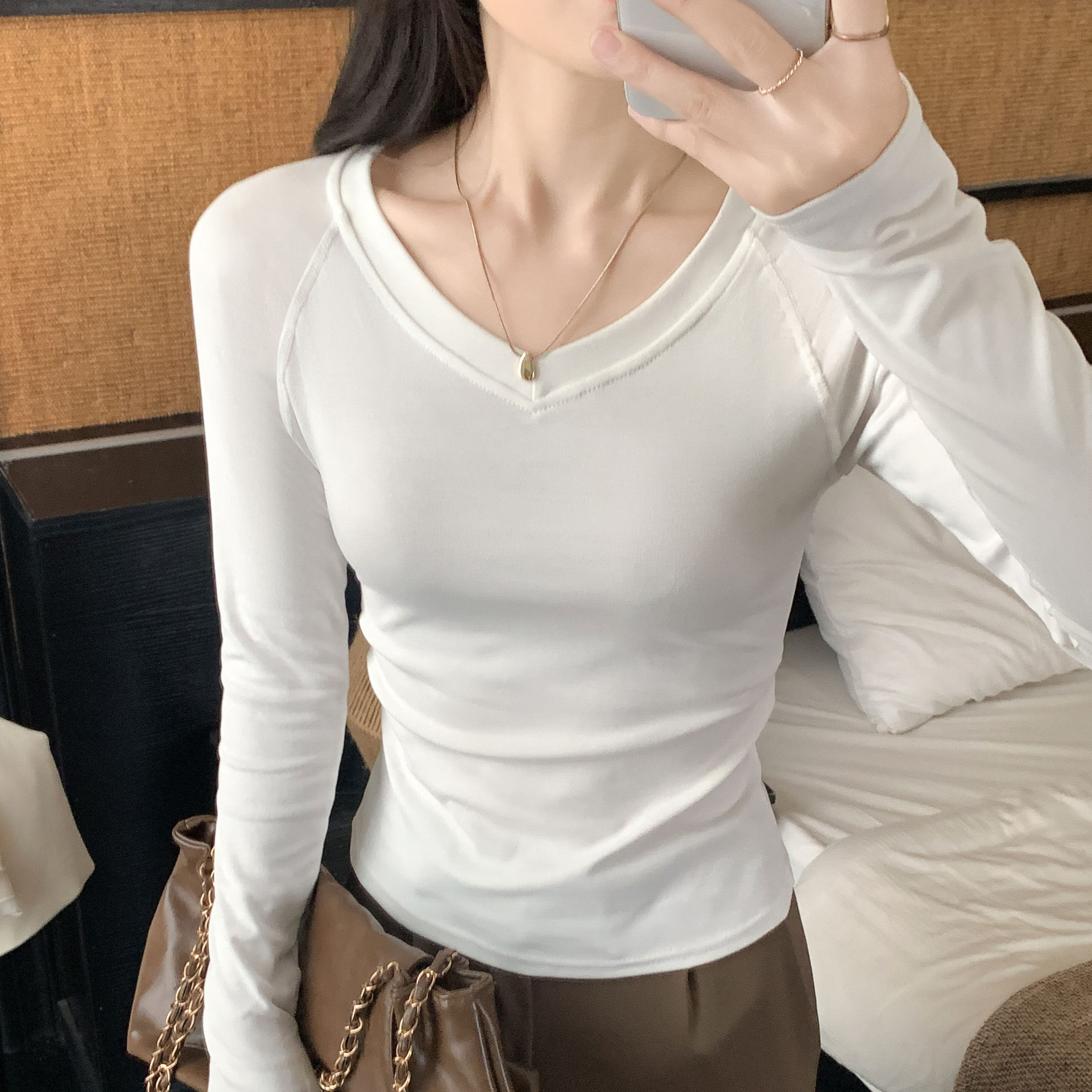 2602韩版时尚打皱收腰V领长袖T恤女高级感秋冬修身显瘦棉打底上衣
