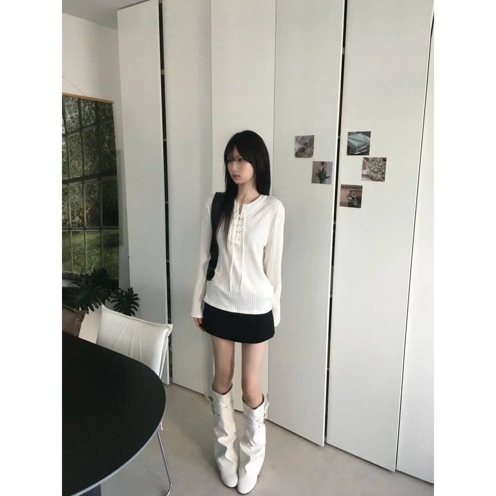 高级感白色正肩t恤女早秋新款竖坑条修身针织长袖慵懒风系带上衣