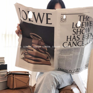 手拿画报网红拍照摆拍摄影装 背景布英文大海报服装 饰背景纸道具