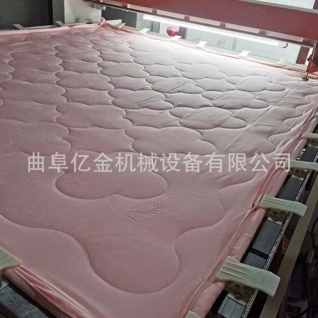 多种花型蚕丝丝绵套被机械智能滚筒电脑绗缝机单针电脑直线缝被机