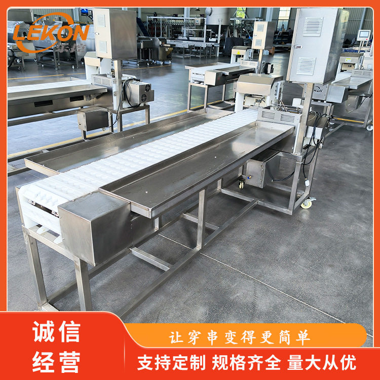 全自动蟹排蟹棒穿串机鱿鱼仔海兔子穿串机器海鲜类穿串设备