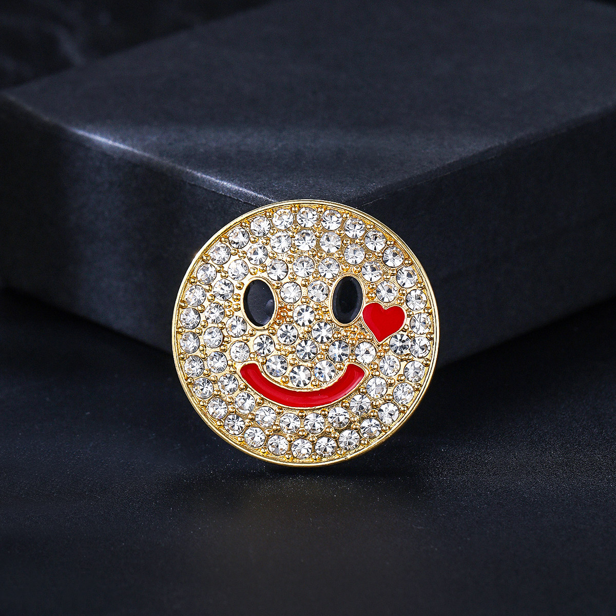 跨境热卖时尚创意满钻笑脸胸针女百搭领口防走光服装外套配饰胸花,饰品/流行首饰/时尚饰品新,胸针,淘宝优惠券,粉丝福利购,淘宝优惠卷