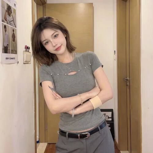 独特别致钉珠款修身上衣女夏季新款辣妹显瘦正肩镂空圆领短袖t恤