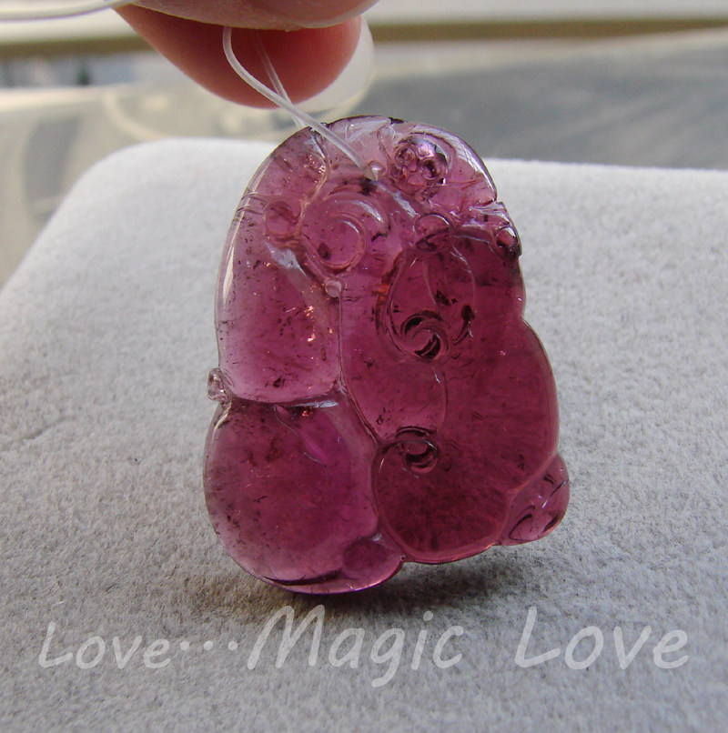 【Magic Love】天然老料玻璃体玫红色碧玺雕刻福寿如意吊坠6.47g