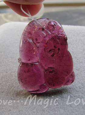 【Magic Love】天然老料玻璃体玫红色碧玺雕刻福寿如意吊坠6.47g