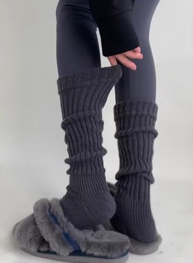 太爱这个灰色半包袜套了！搭鲨鱼裤松弛慵懒~轻松穿出秋冬氛围感~