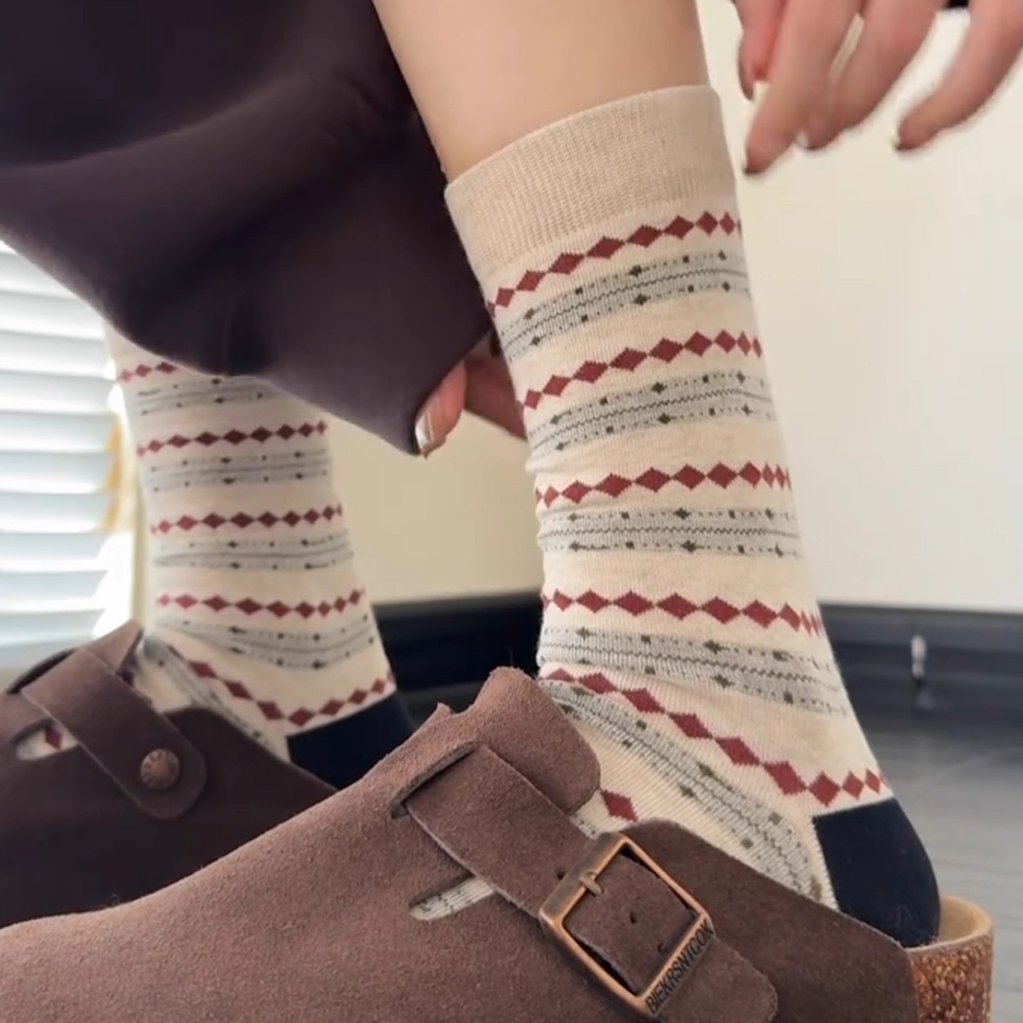 这袜子配勃肯鞋也太绝了吧！条纹格子chao有秋冬气氛~袜子女秋冬