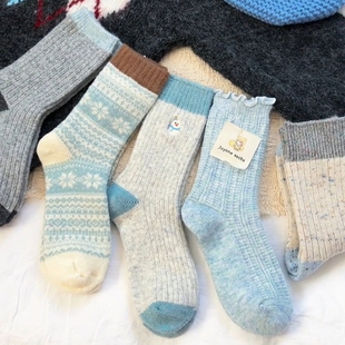 毛绒绒的好暖和呀!蓝白色和冬日也太配了吧~袜子女厚款羊毛居家