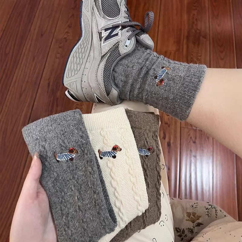 软乎乎的可爱腊肠小狗羊毛袜子来噜！麻花纹好复古~秋冬羊毛厚款