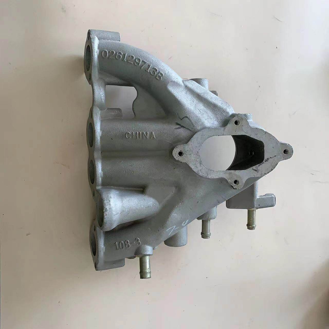 适配奥迪100四缸化油器桑塔纳进气支管发动机进气歧管如图