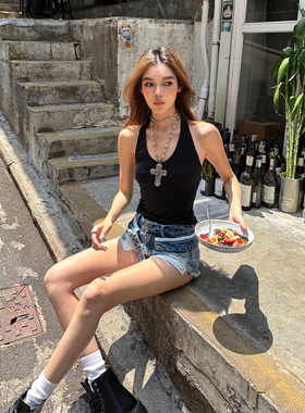 Dazed Done 幕后玩家 V领字母烫钻背心修身露背挂脖式辣妹薄上衣