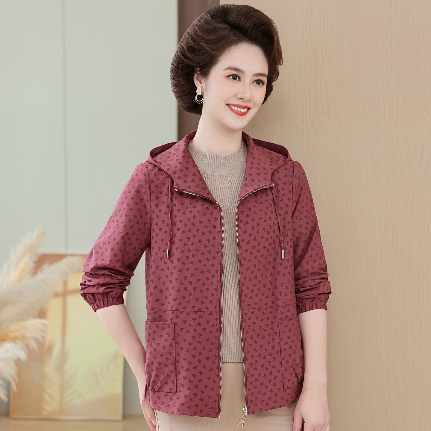 中老年人外套女秋装新款端庄洋气妈妈春秋夹克宽松休闲连帽风衣服