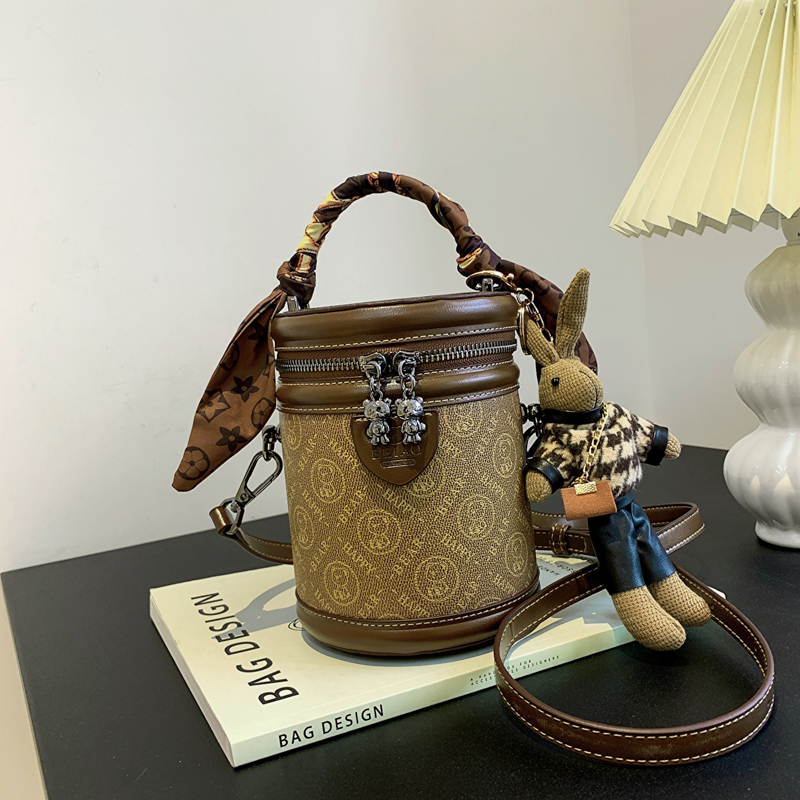 单肩斜挎包高级感原创小众手机包