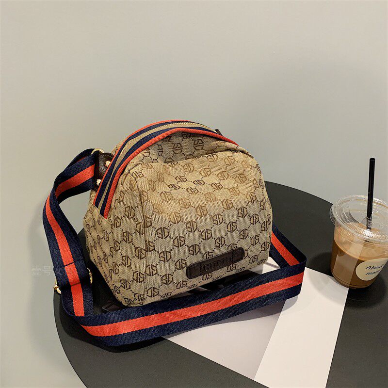 2026新款潮韩版时尚帆布包胸包女单肩贝壳包百搭休闲斜挎包小包包