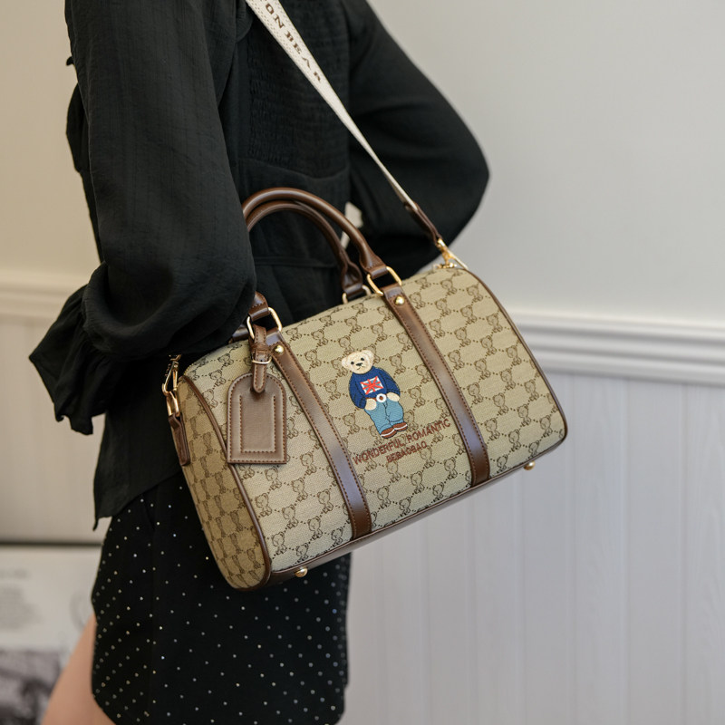 2026新款小熊刺绣帆布包波士顿枕头包大容量斜跨包撞色通勤手提包,箱包皮具/热销女包/男包,波士顿包,淘宝优惠券,粉丝福利购,淘宝优惠卷