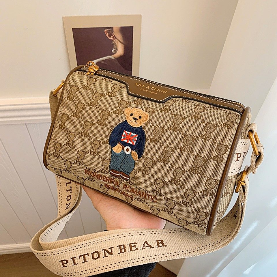2025新款波士顿女包通勤枕头包卡通小熊刺绣帆布包女式单肩斜挎包,箱包皮具/热销女包/男包,通用款女包,淘宝优惠券,粉丝福利购,淘宝优惠卷