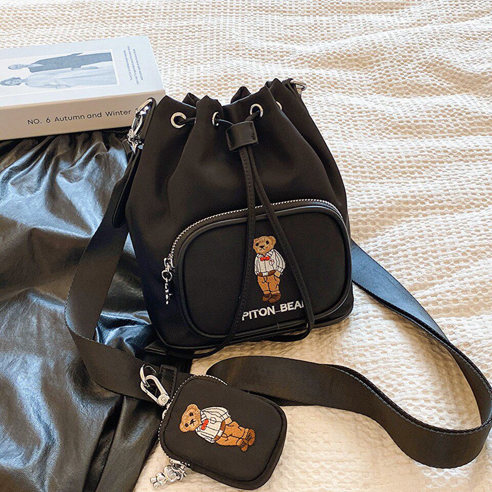 韩系卡通小熊绣线帆布包女春季2026新款时尚单肩斜跨包手提水桶包
