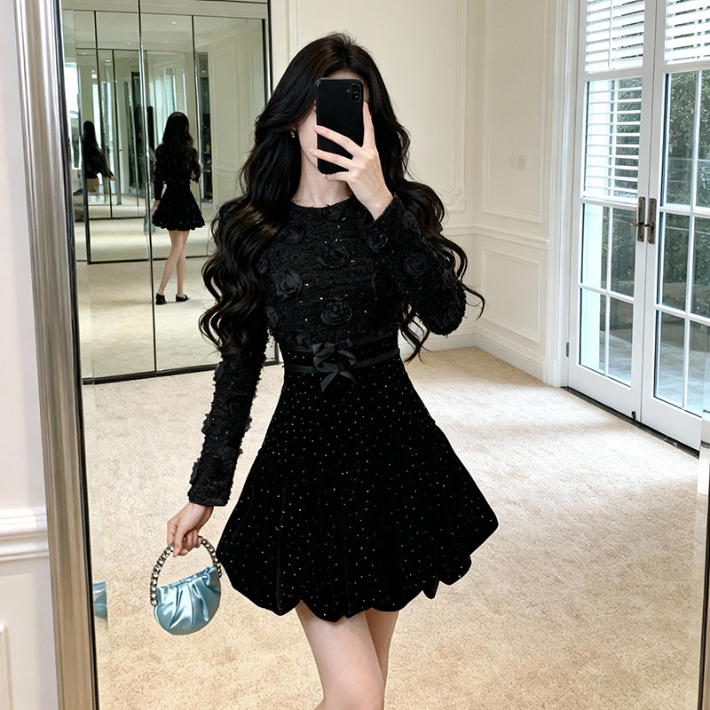 秋冬设计感玫瑰立体花朵丝绒裙女烫钻收腰蝴蝶结长袖连衣裙65498