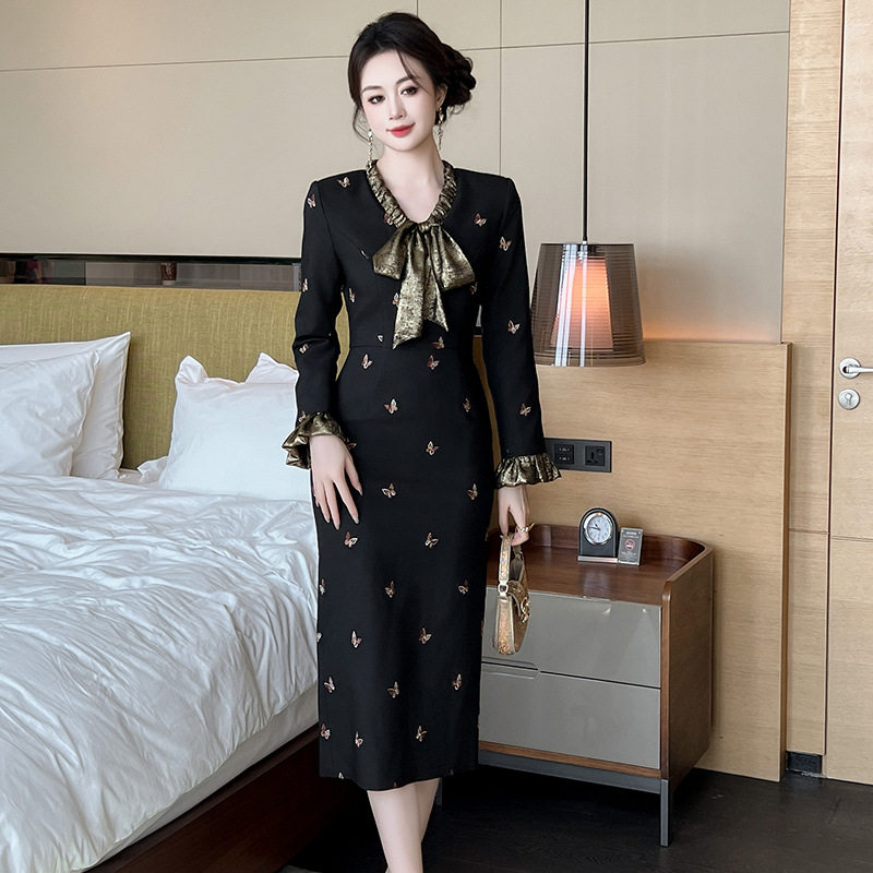 2025秋冬装新款女装法式复古气质蝴蝶结修身显瘦刺绣连衣裙40675