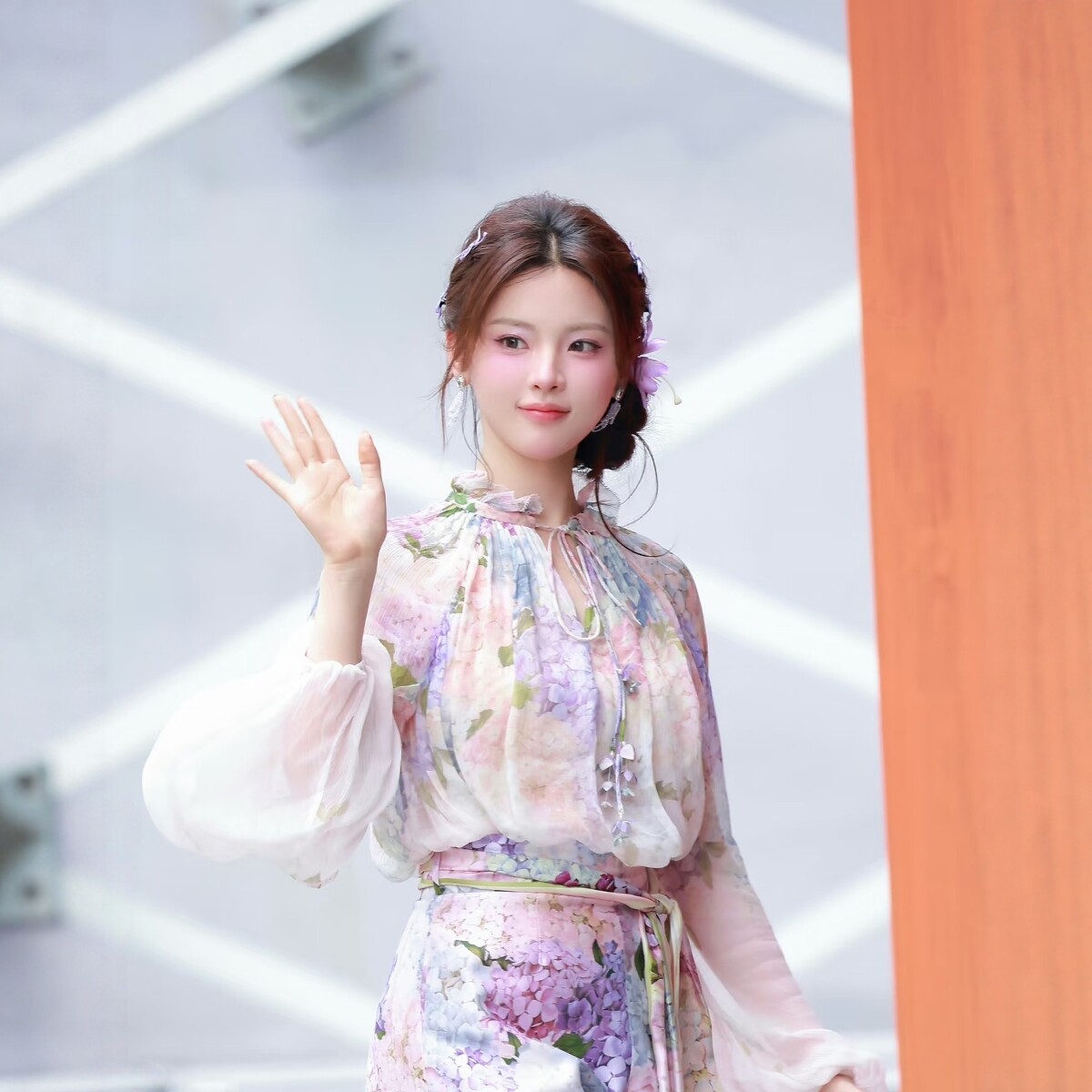 杨超越 紫色印花灯笼袖衬衫短裤套装