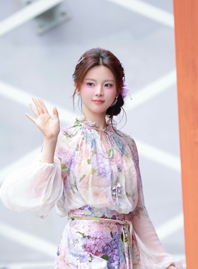 杨超越 紫色印花灯笼袖衬衫短裤套装