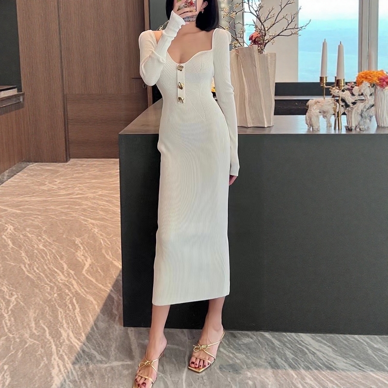 纯元 秋季新款白色方形V领喇叭袖针织连衣裙长裙