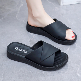 室外穿 软底休闲低跟防滑舒适中老年皮面凉拖鞋 2025年妈妈凉鞋 夏季