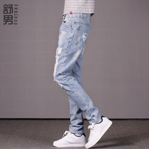 青年浅蓝色破洞牛仔裤