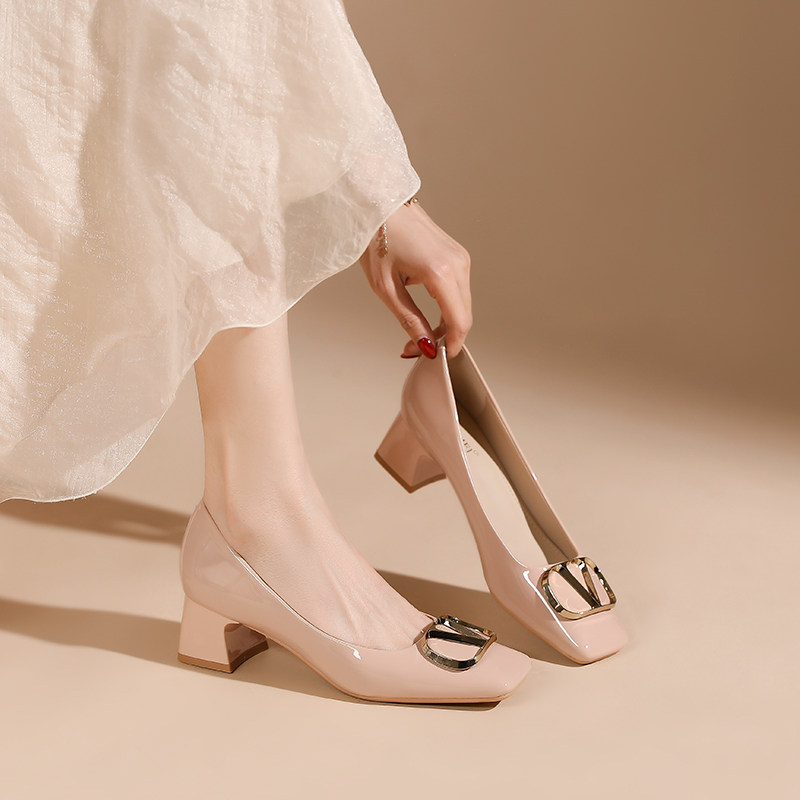裸色方头高跟鞋女粗跟气质不累脚职业工作鞋漆皮V扣法式中跟单鞋